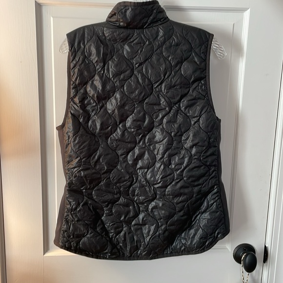 Cute and flattering basic black quilted J.Crew puffer vest M π - Picture 5 of 7